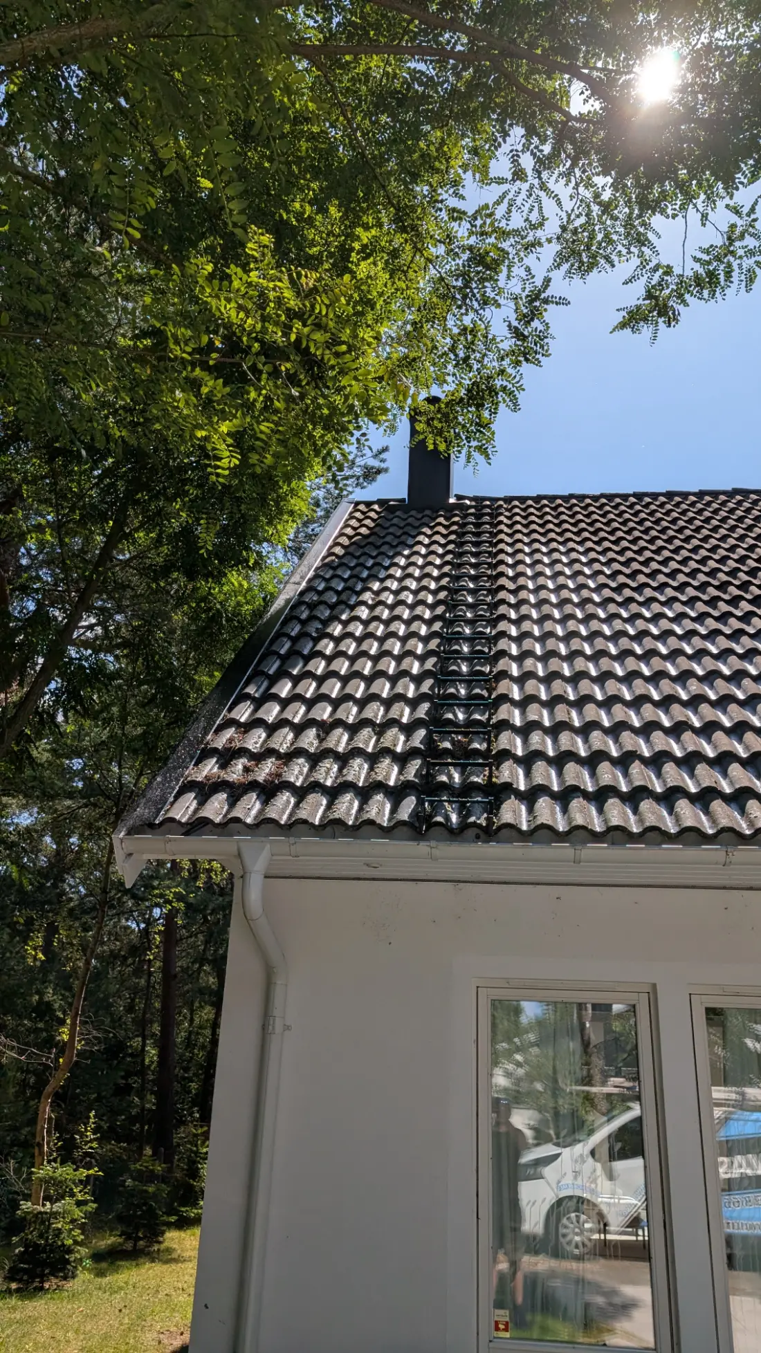 Betongpannor med tjock vit lav