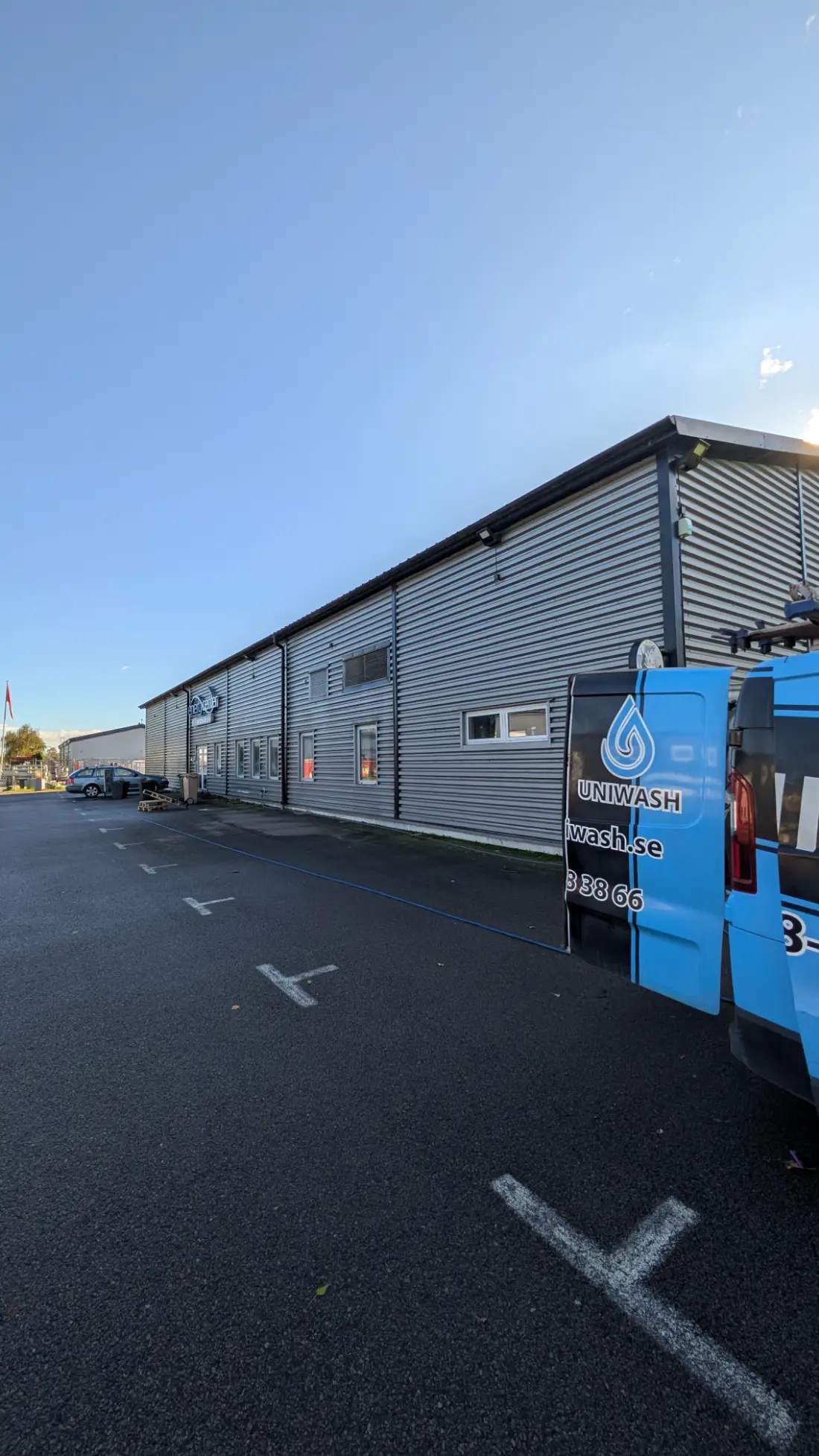 UNIWASH servicebil vid en fastighet