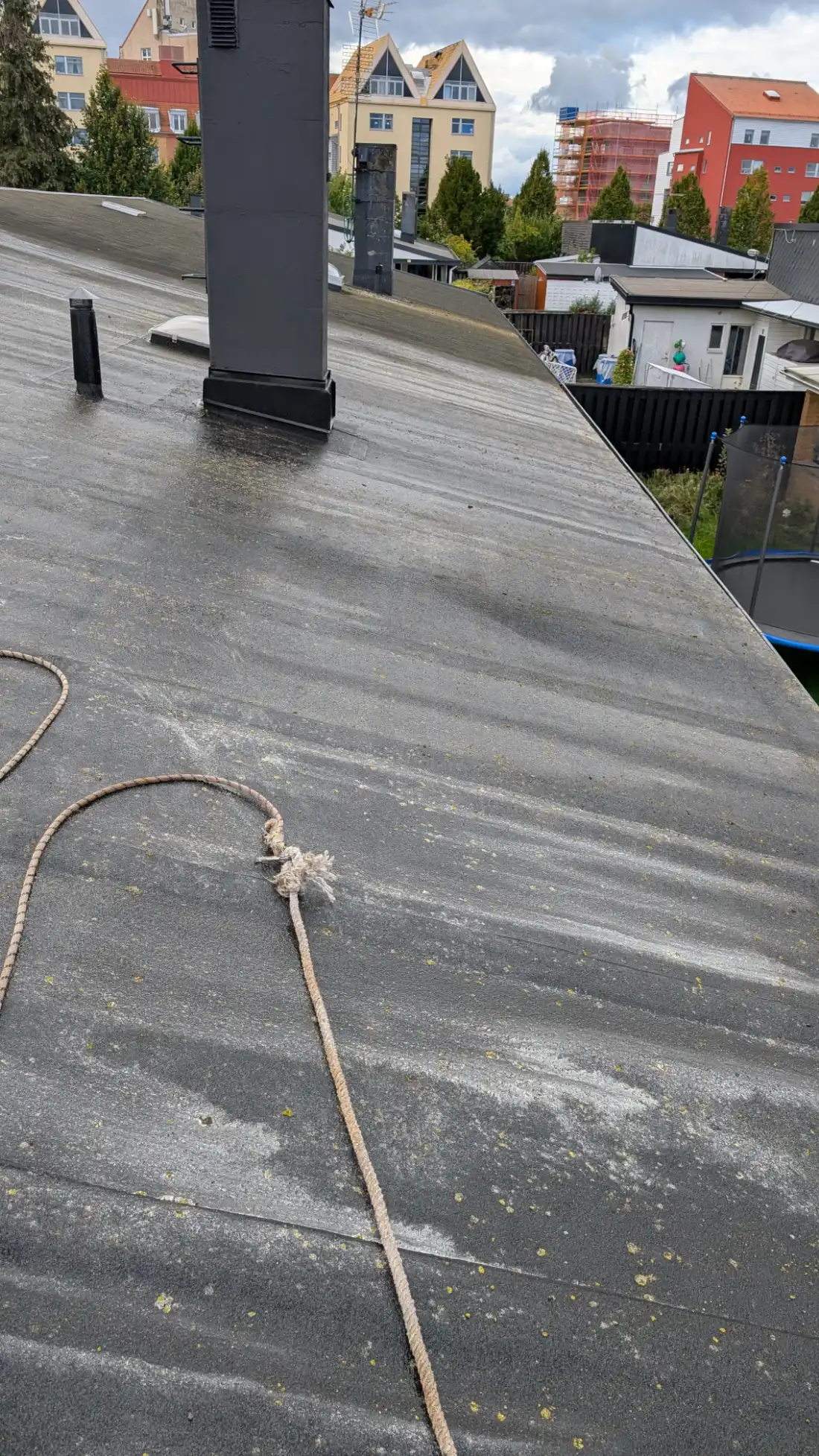 Lågt lutande papptak med genomföring och ventilationshuv