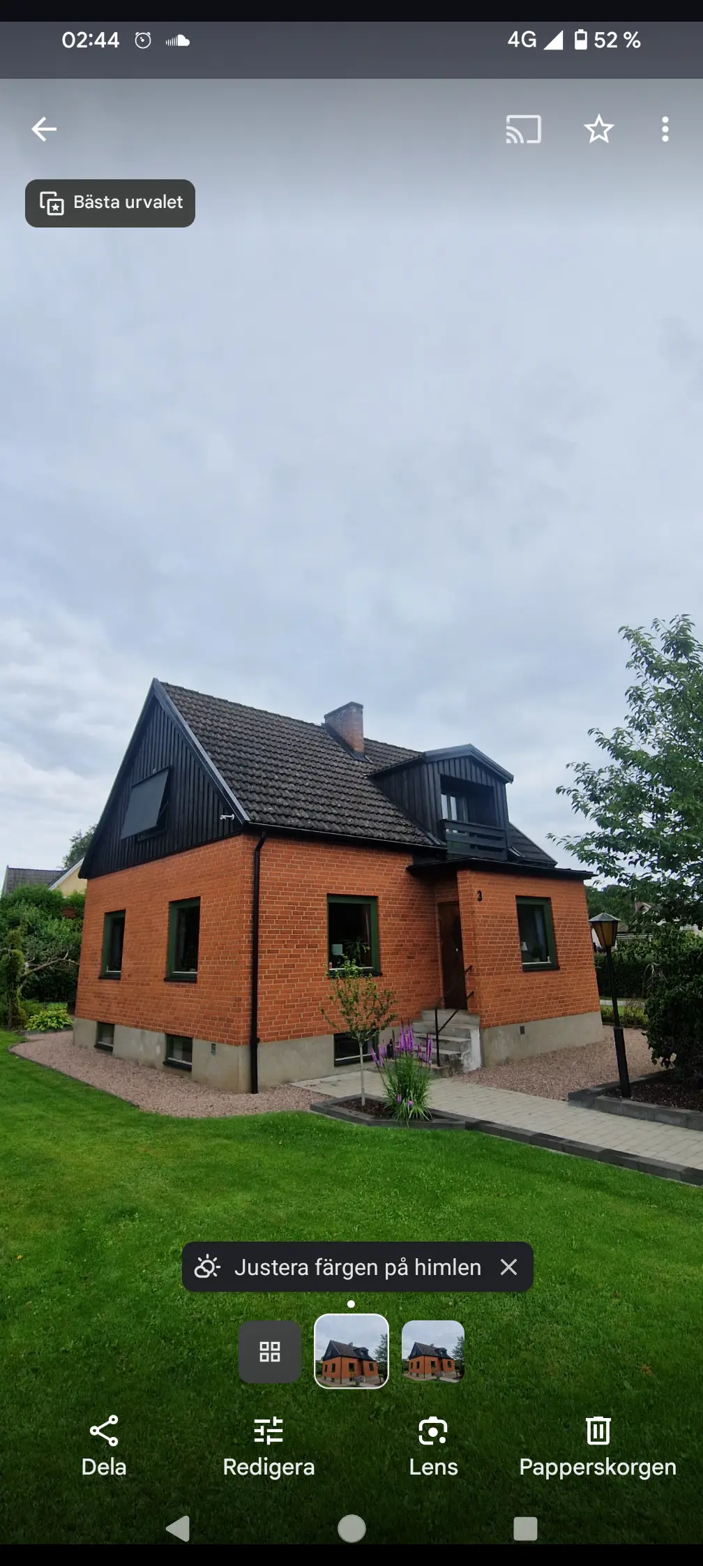 Modernt hus med svart tak