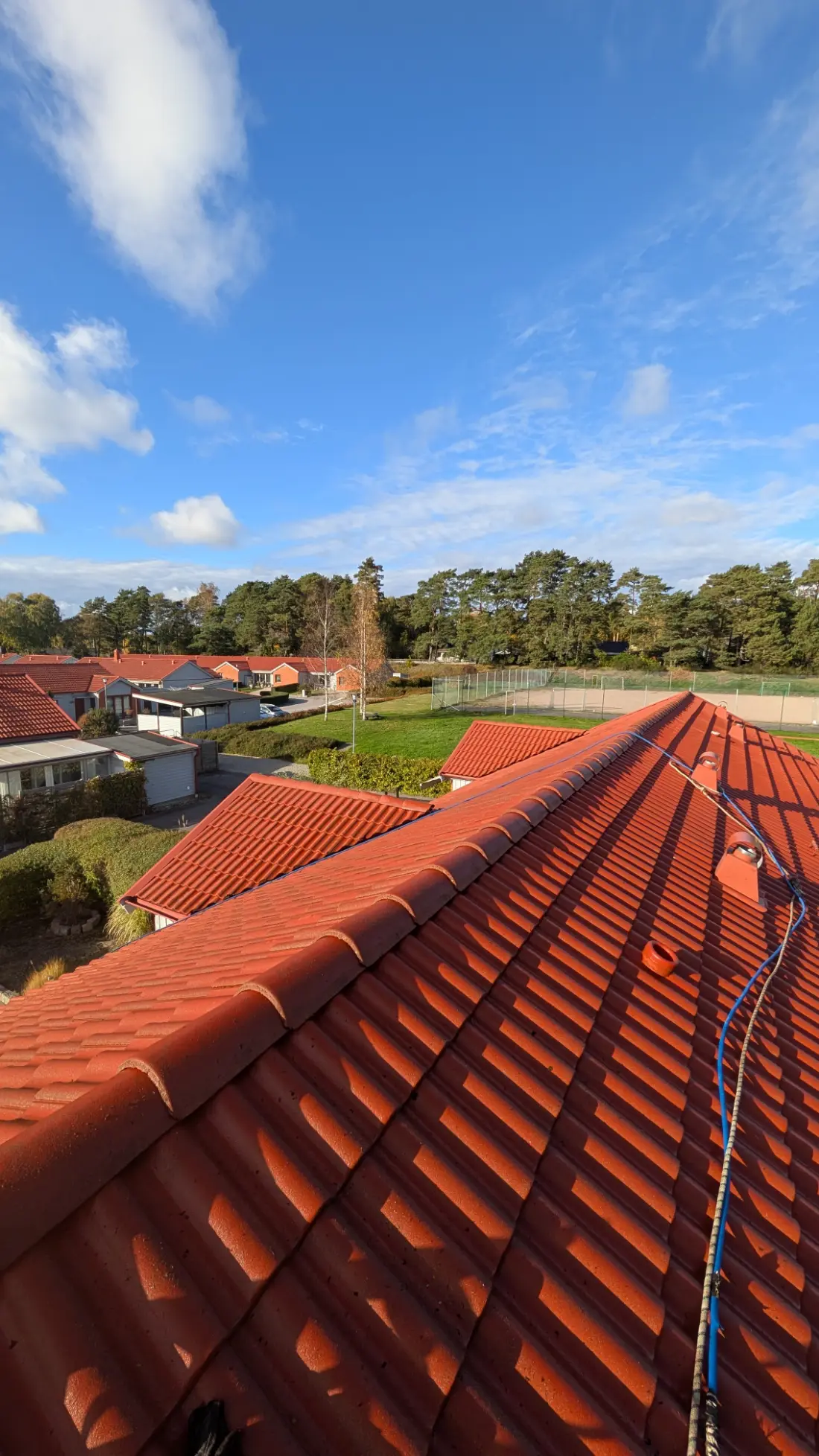 Rader av rött tegeltak på radhus