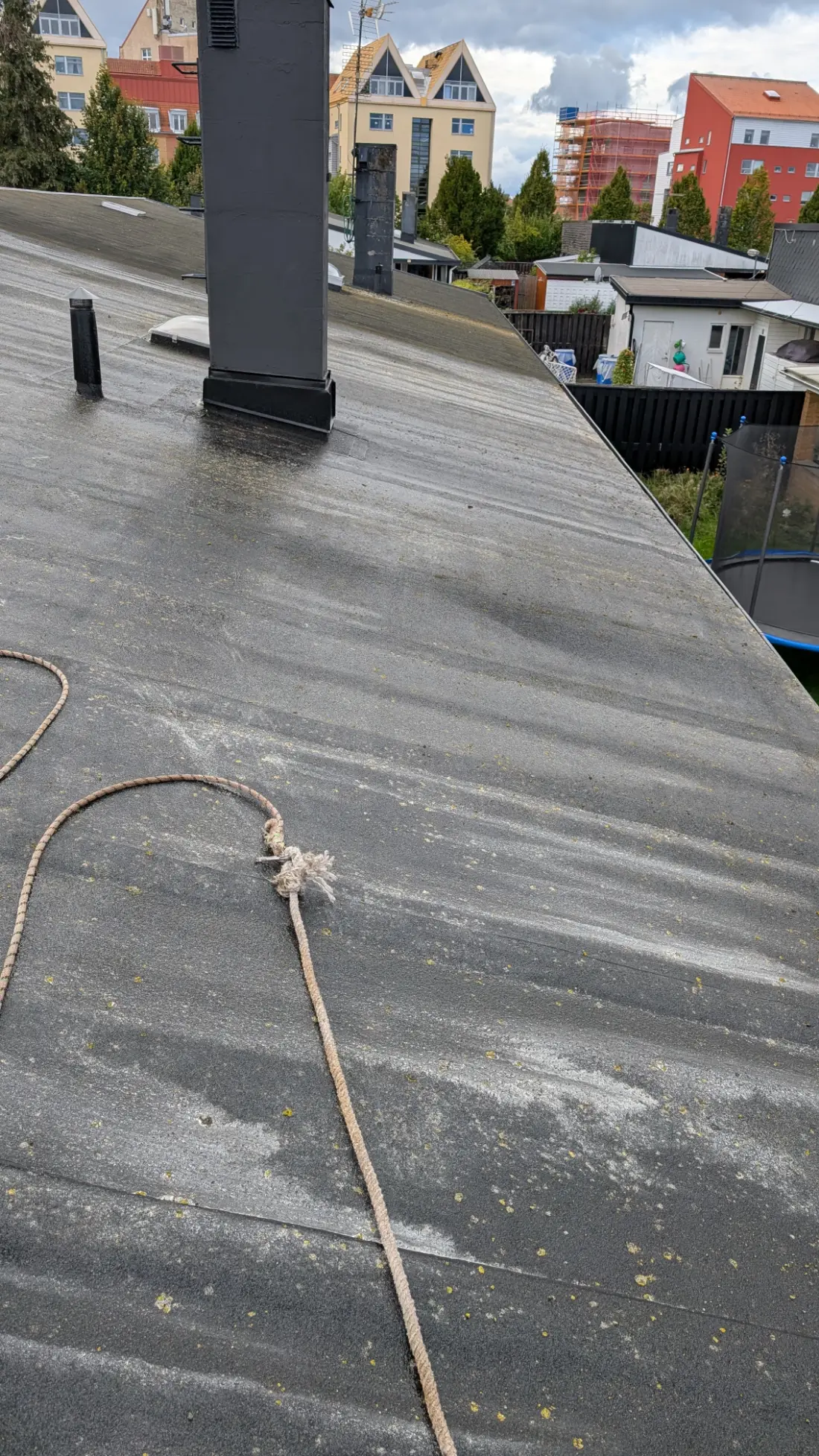 Grått tak med slangar draget för tvätt