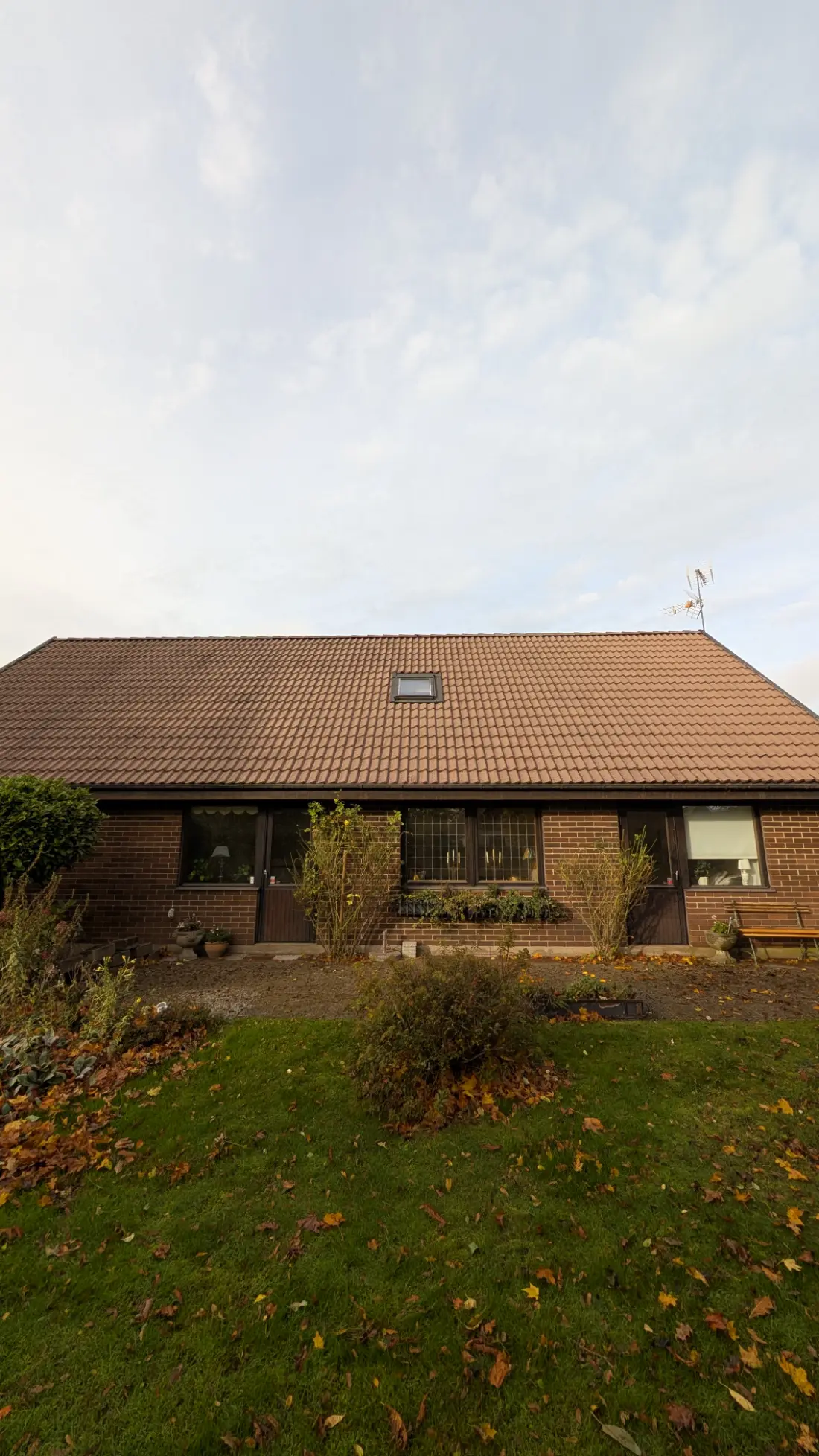 Varmt rött tak på en bungalow