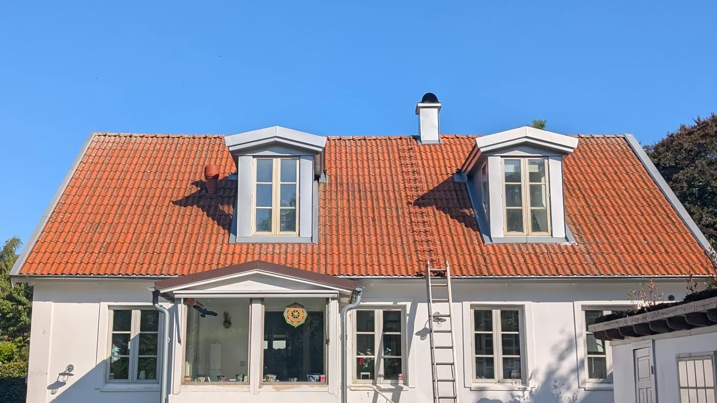 Rentvättat tak med röda lertegelpannor efter taktvätt