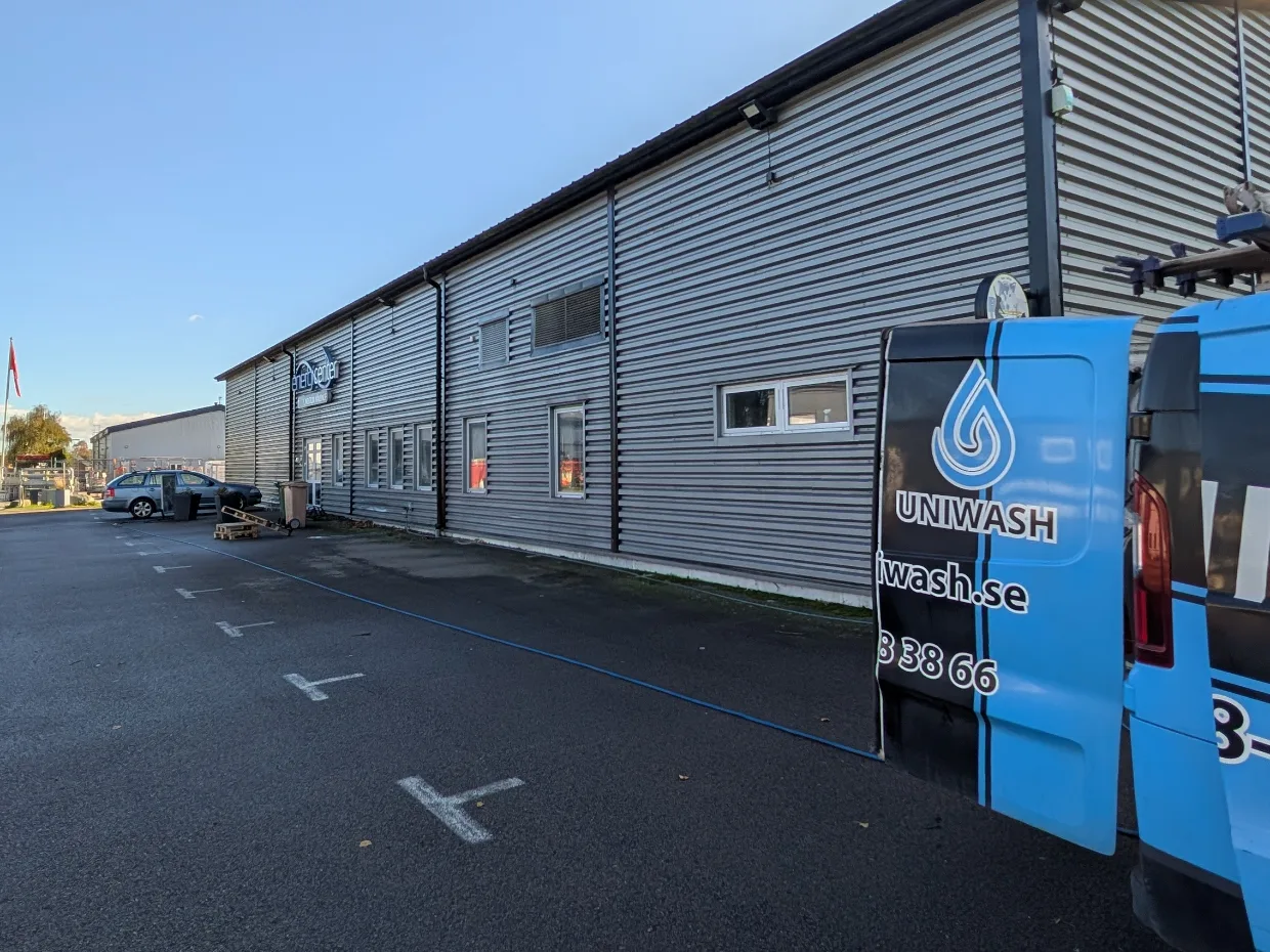 UNIWASH på plats med utrustning inför fasadtvätt