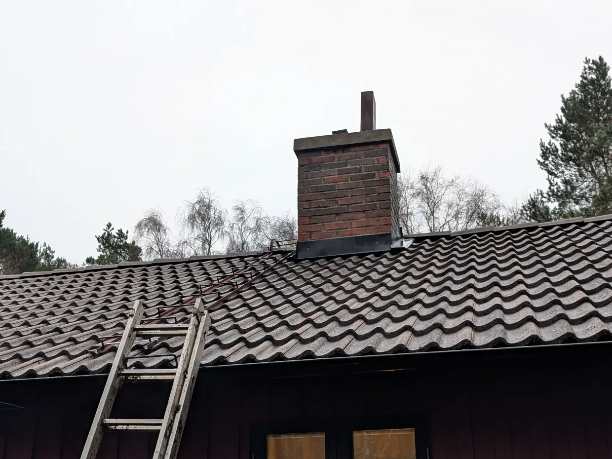 Stege upp till taket och skyddstäckning inför taktvätt