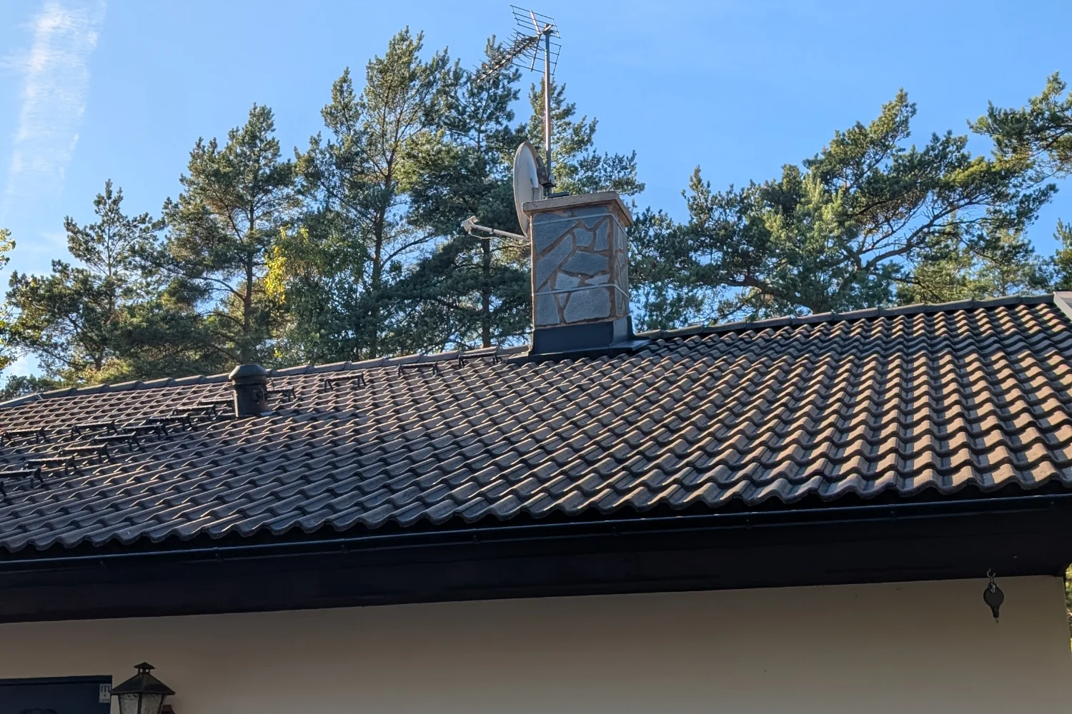 Betongpannetak rent efter taktvätt av UNIWASH